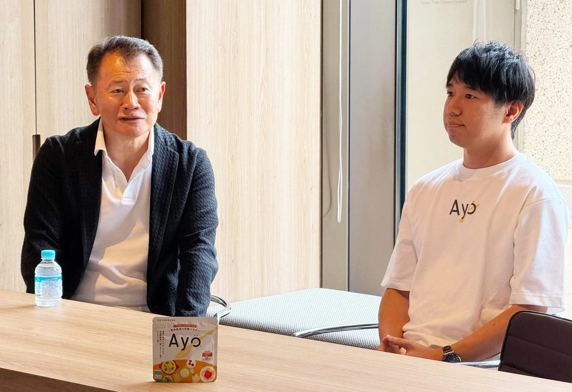 Ayo製品を囲む二人
