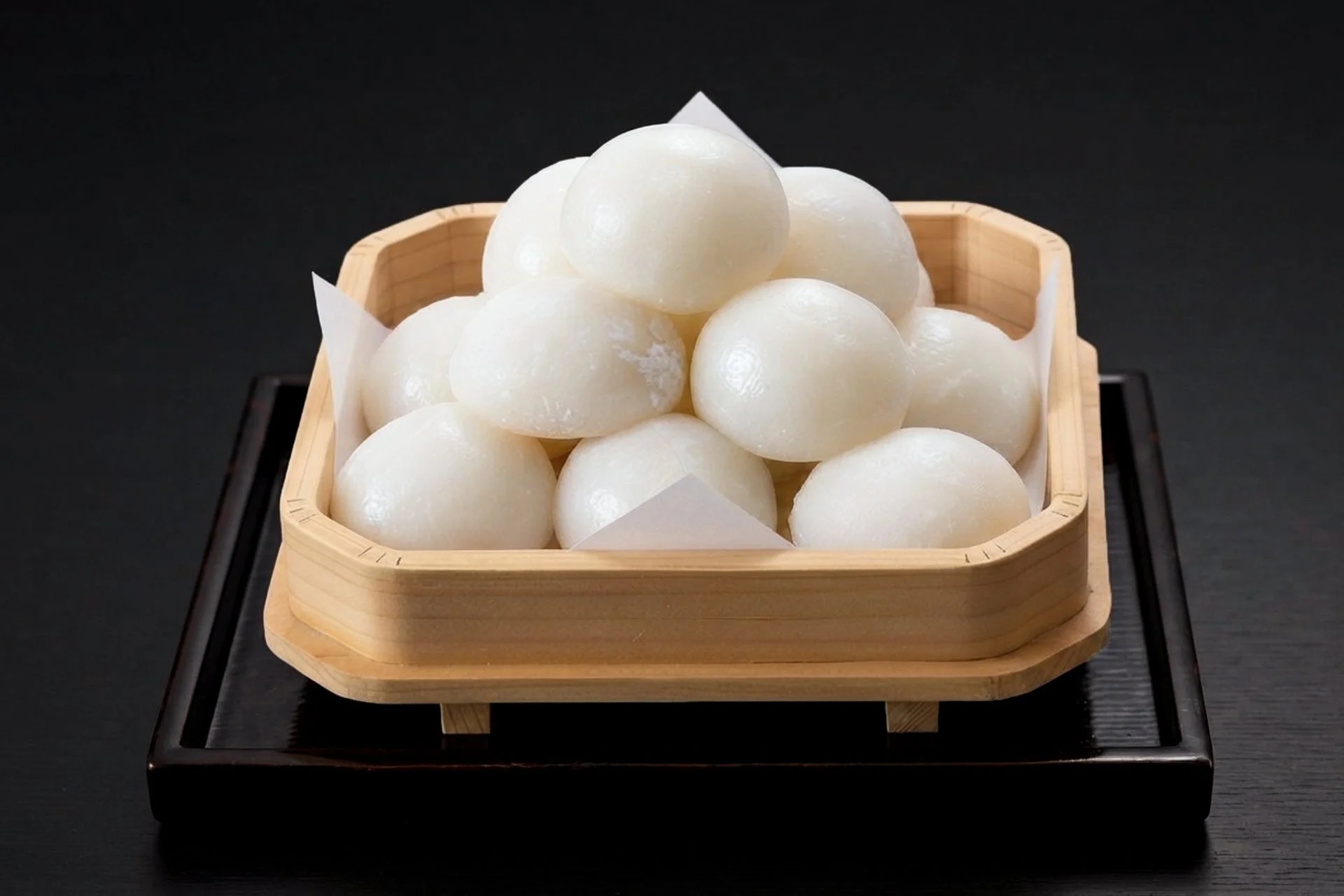 木箱に盛られた白い団子