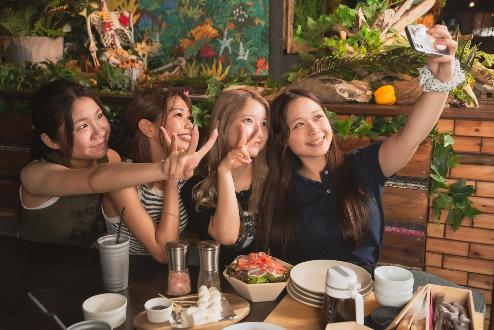 植物に囲まれたおしゃれな店内