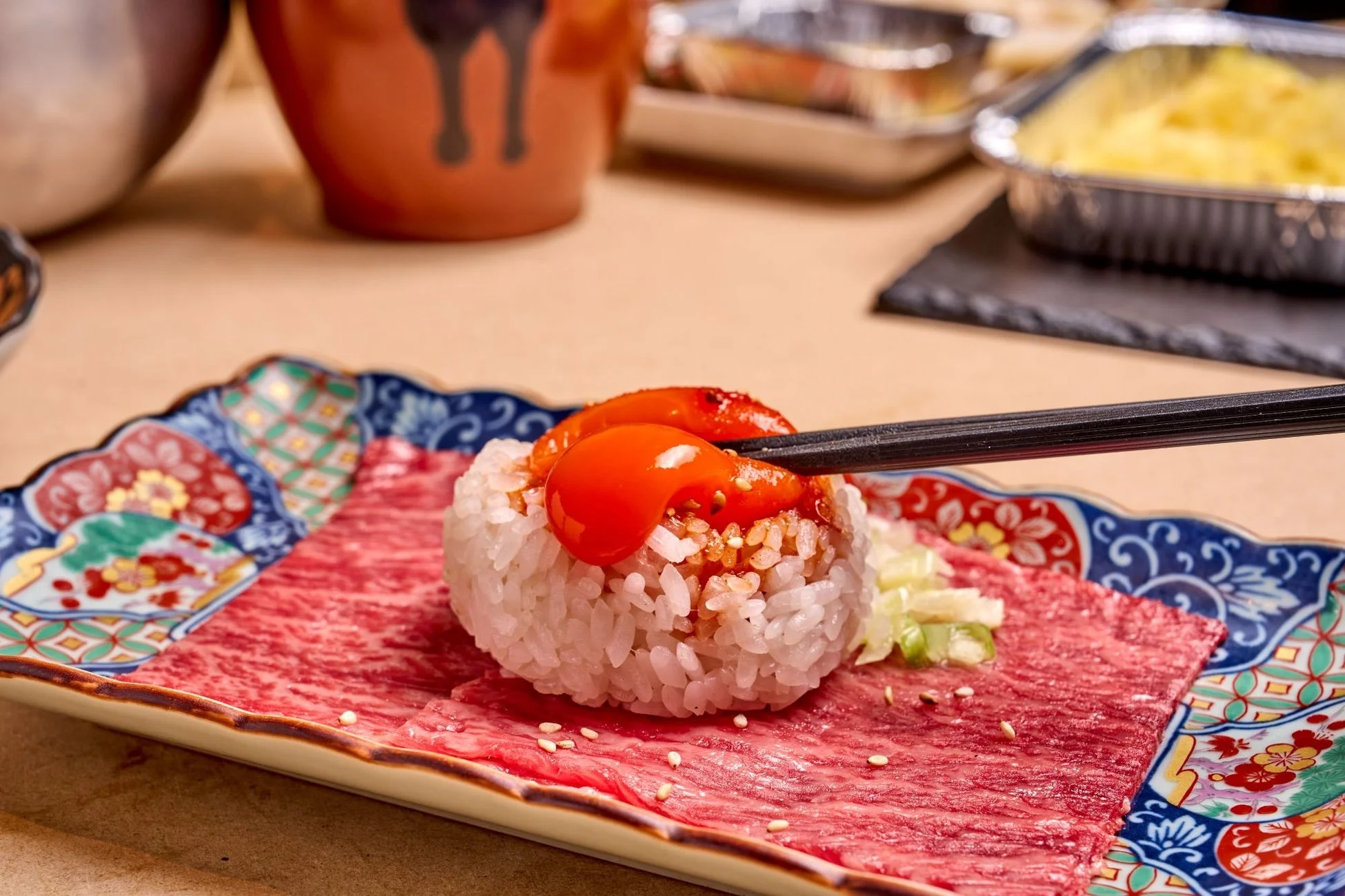 卵黄,ご飯,生肉,和牛,寿司,ユッケ,丼,料理,食事,箸,和食,美食,日本食,豪華