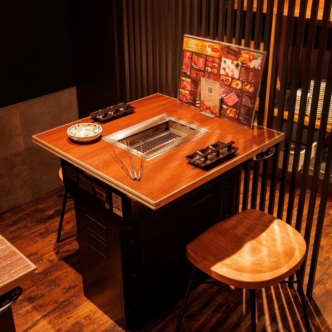 焼肉、レストラン、ダイニング、グリル、テーブル、メニュー、食べ放題、飲食、店内、座席、トング、皿