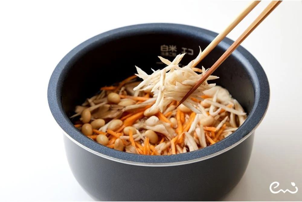 炊飯器に具材を入れている様子