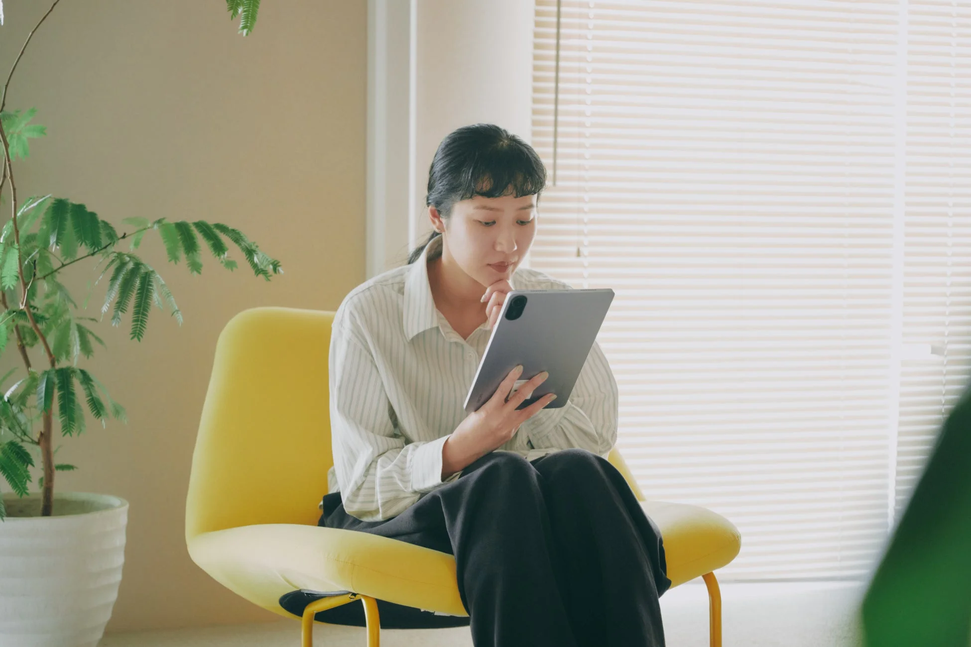 タブレットで体質診断をする女性