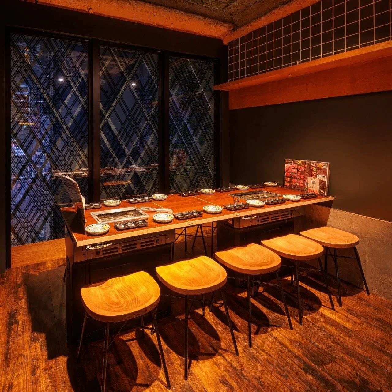 焼肉店、レストラン、ダイニング、テーブル席、グリル、木目調、モダンインテリア、飲食店、食事、夜景
