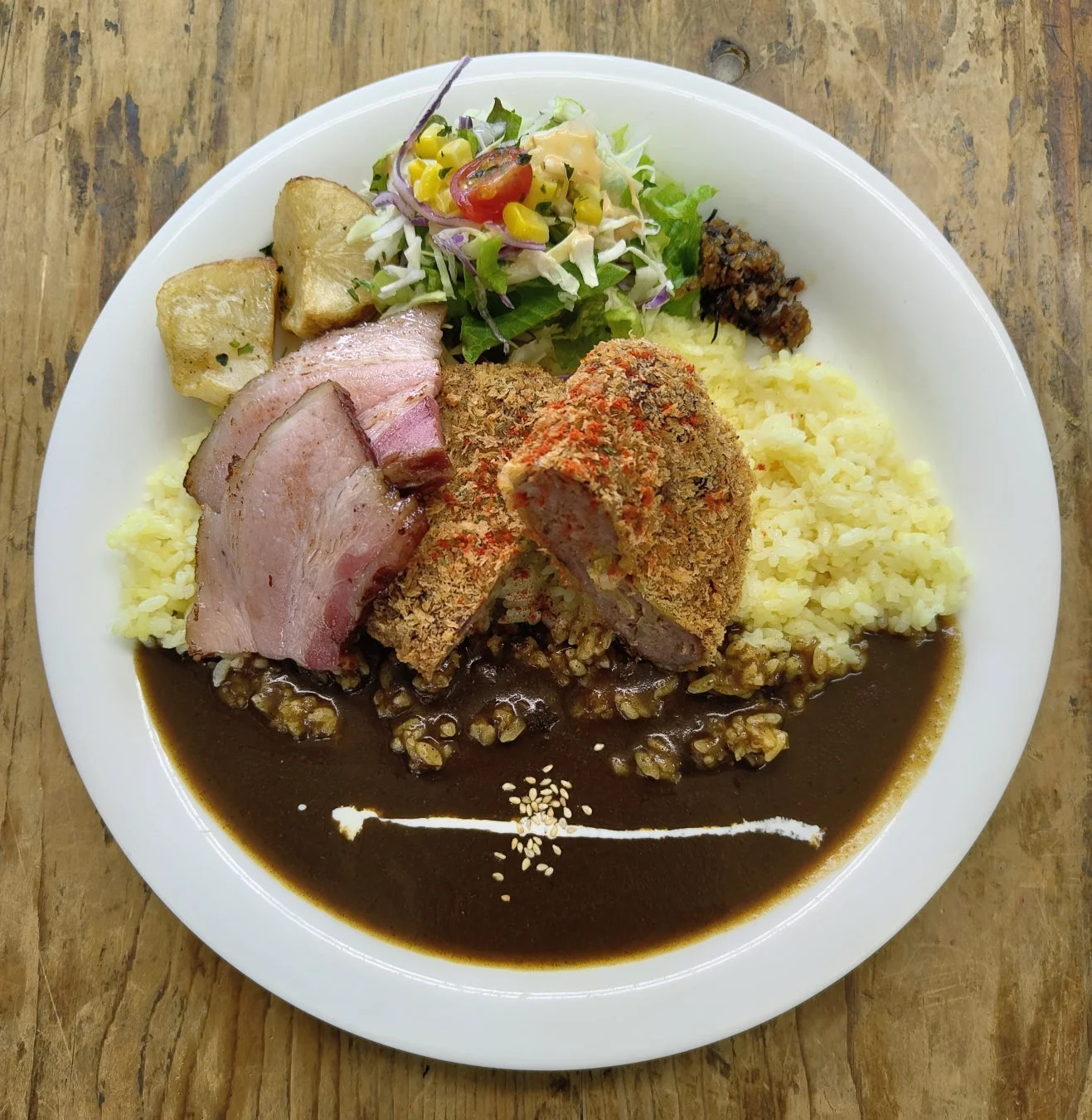 富良野産越冬キャベツと黒にんにくのスモークメンチカツカレー