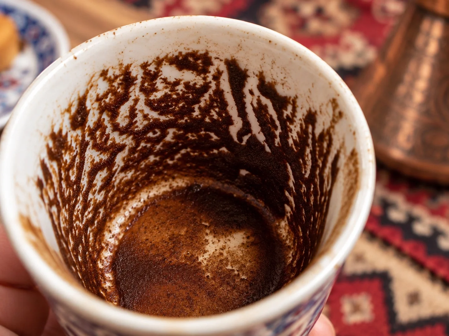 トルココーヒー占いのコーヒーかすが残るカップ