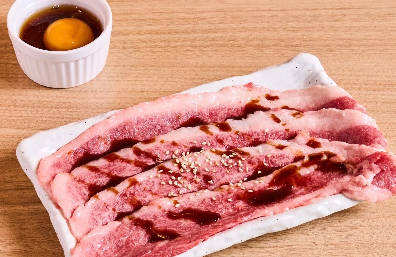 焼肉、肉、牛肉、生肉、卵黄、タレ、ごま、和食、食材、グルメ