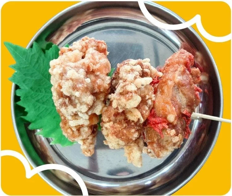 唐揚げ、揚げ物、鶏肉、和食、料理、食事、グルメ、プレート、居酒屋メニュー、大葉、赤いトッピング、串
