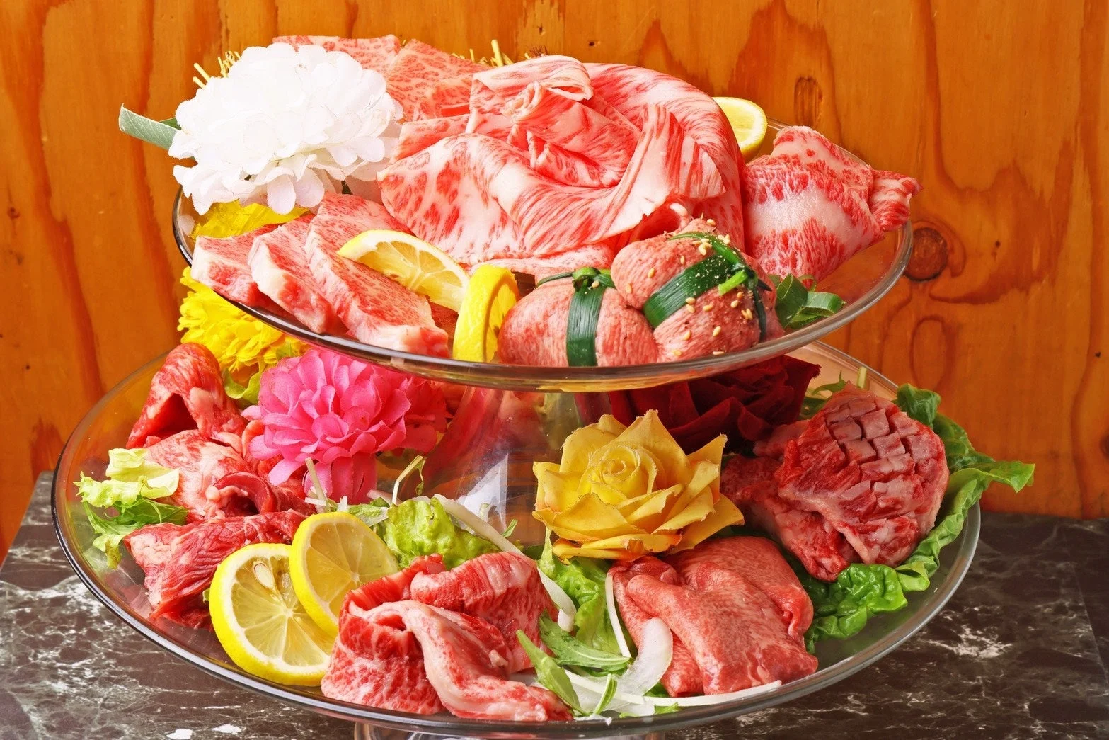 豪華な二段盛りの和牛