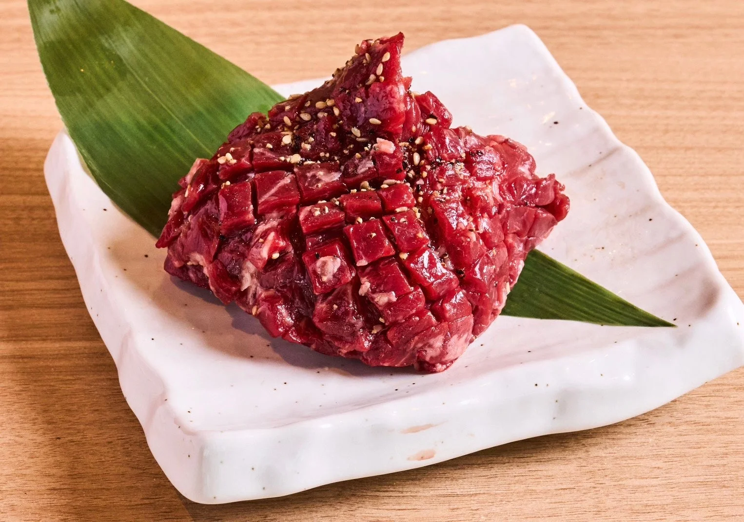 生肉、牛肉、焼肉、角切り、ごま、黒胡椒、皿、葉、食材、肉料理