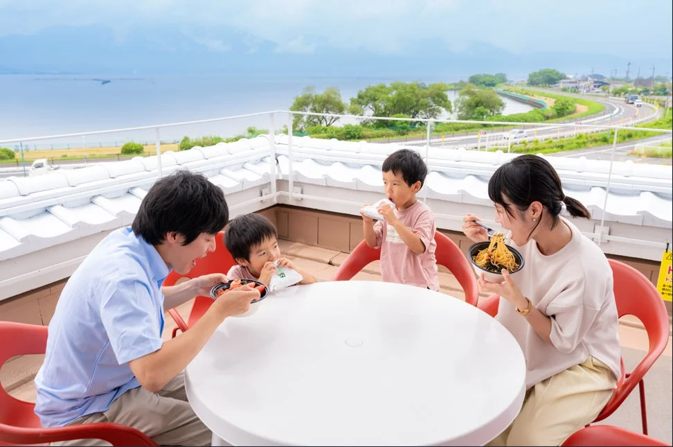 家族 食事 屋外 テラス 湖畔 子供 眺望 リラックス 夏 お出かけ