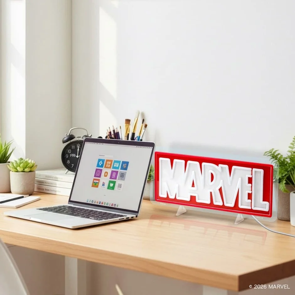 MARVELロゴのLEDライト、デスクに設置