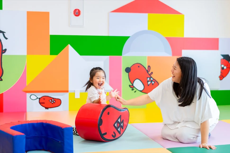 子供 親子 笑顔 室内遊び場 カラフル 楽しい 遊び 幼児 女性 幸福 プレイマット ロッキングトイ アート 壁画