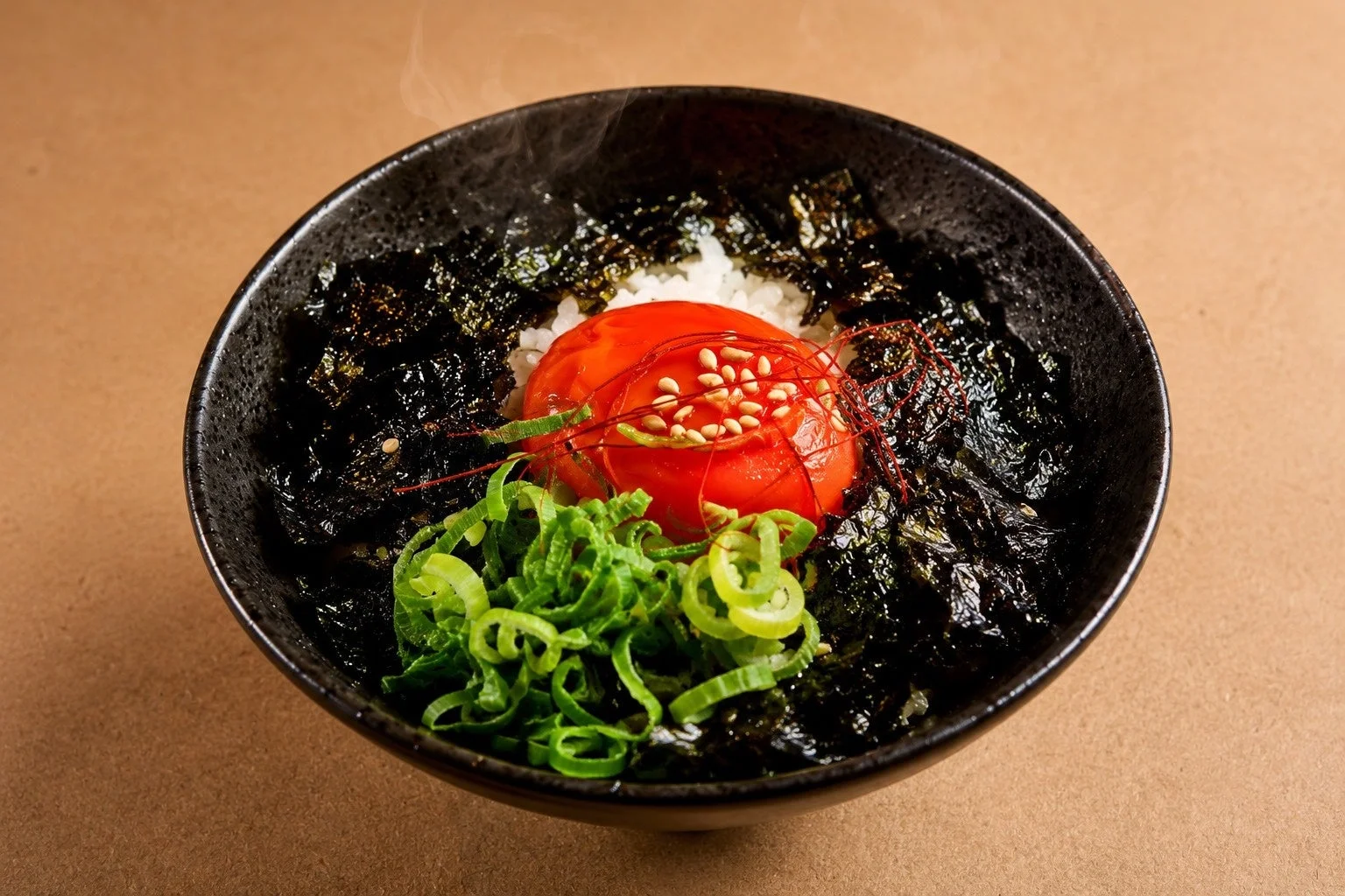 丼物、ご飯、海苔、ネギ、トマト、卵黄、ゴマ、和食、アジア料理、温かい料理、食事、食べ物、料理写真