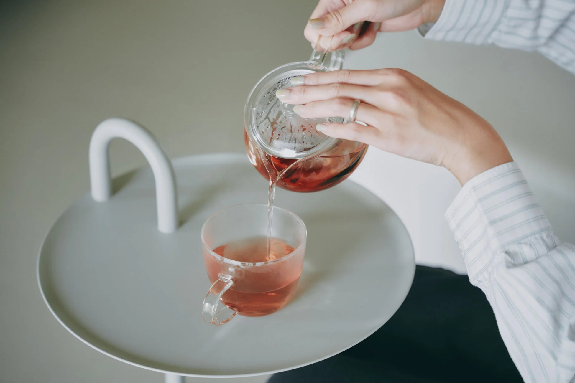 温かいお茶を注ぐ様子