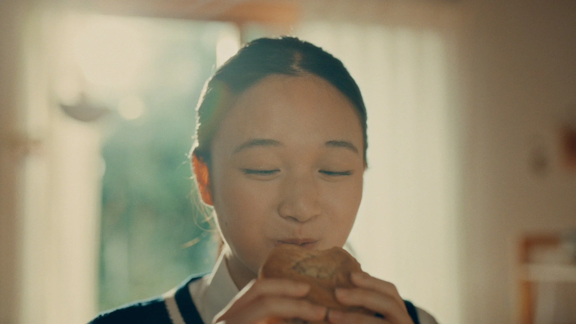 女性がパンを食べる