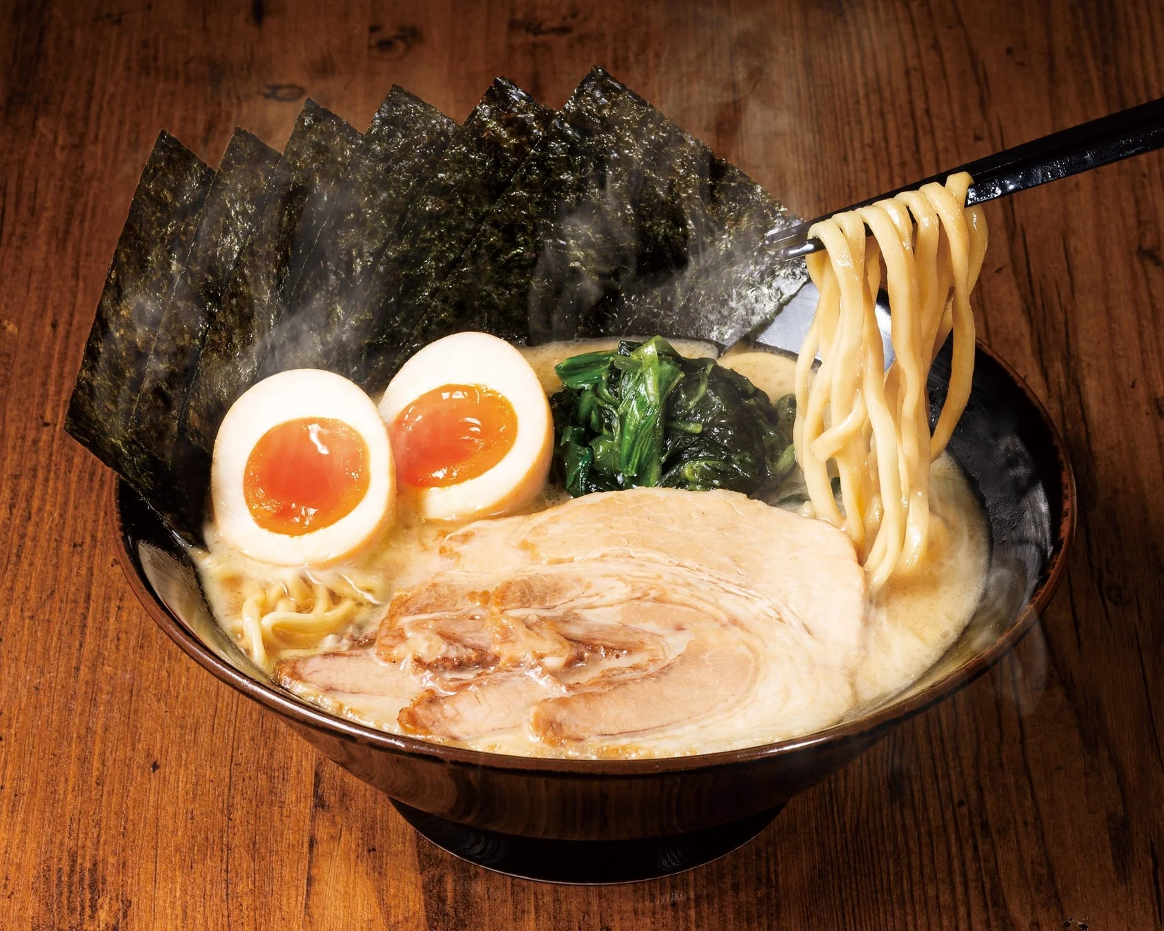 濃厚な豚骨ラーメンのクローズアップ