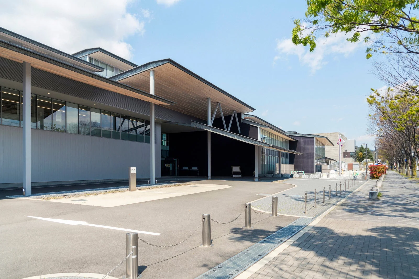 京都府立京都学・歴彩館の外観