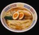 具材が豊富で美味しそうな日本のラーメンです。特に半熟卵が食欲をそそります。