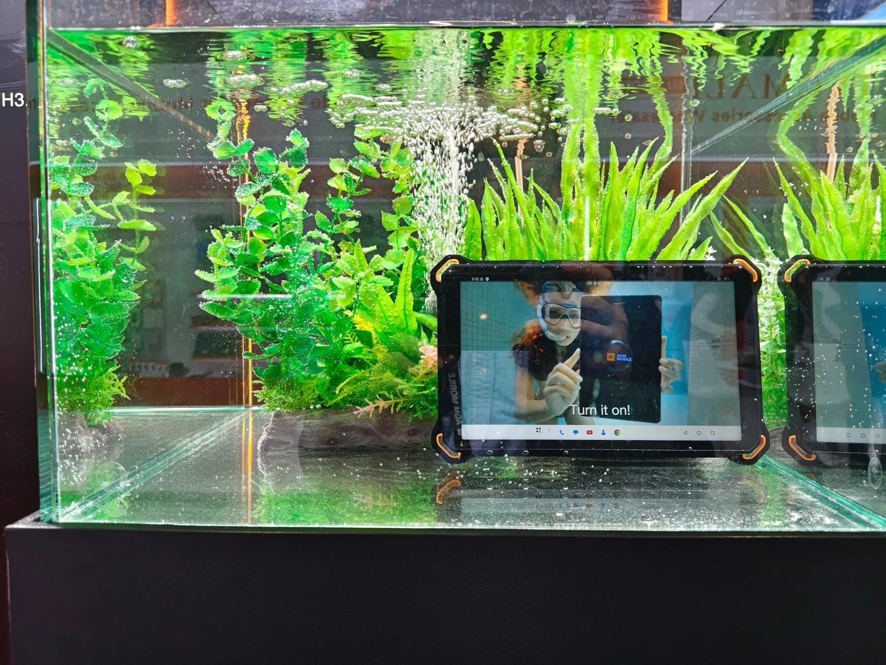 水中に入れられたAGMのタブレット