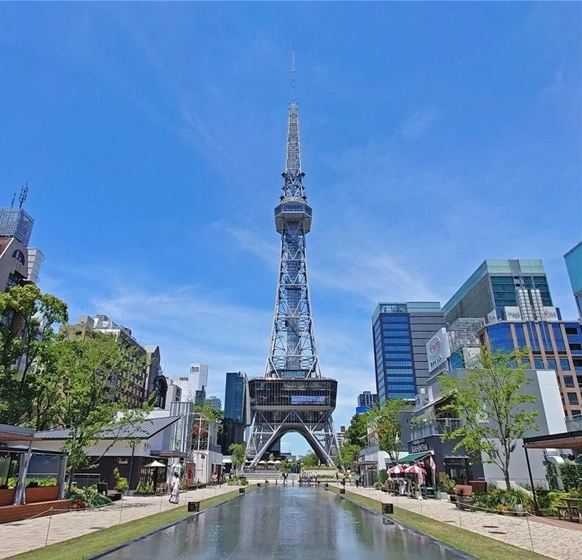 晴れた青空の下、名古屋テレビ塔(中部電力MIRAI TOWER)がそびえ立つ都市公園の風景