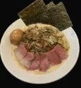 チャーシュー、味玉、海苔がトッピングされたラーメンのクローズアップ画像です。白い皿に盛られた温かい麺料理が食欲をそそります。