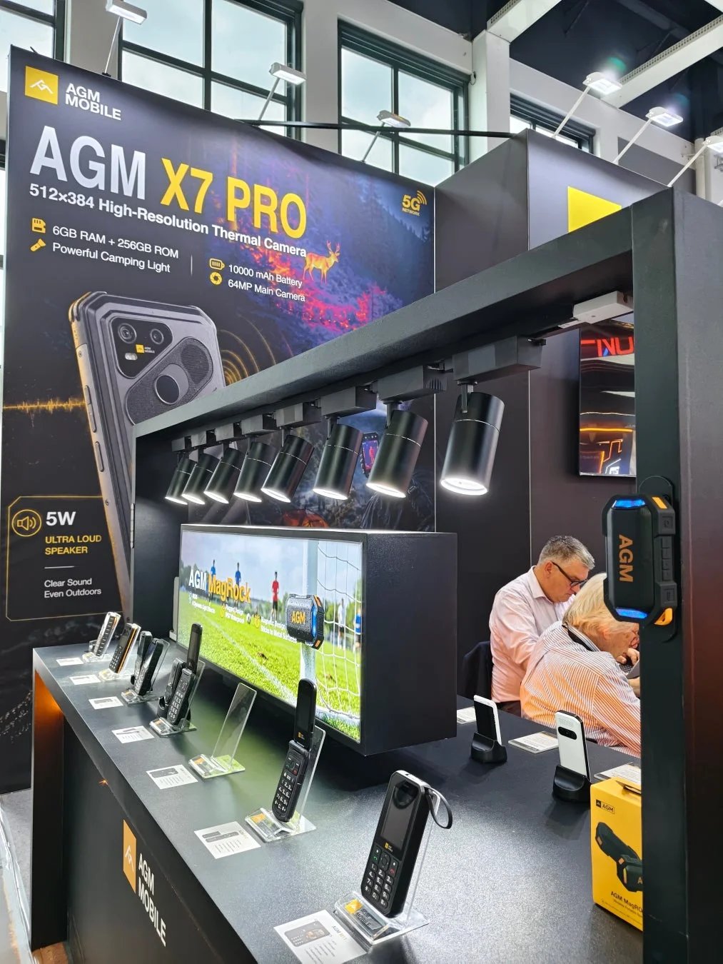 AGM X7 PROなどのスマートフォンが展示されたブース