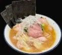 美味しそうなラーメンが白い器に入っており、チャーシュー、海苔、白髪ネギ、キャベツなどの具材が豊富に盛り付けられています。