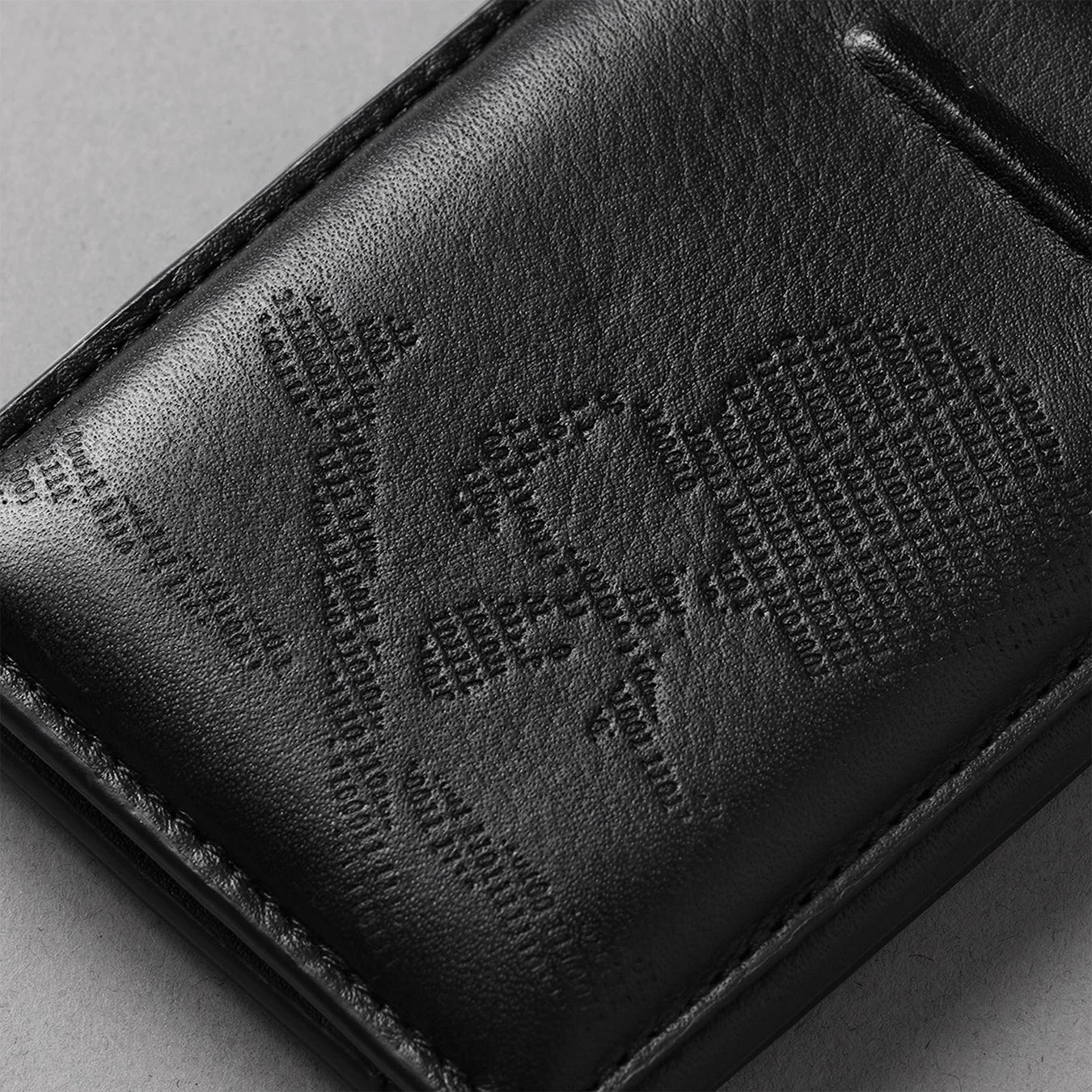 バイナリーコードで表現されたスカルモチーフのレザー製品