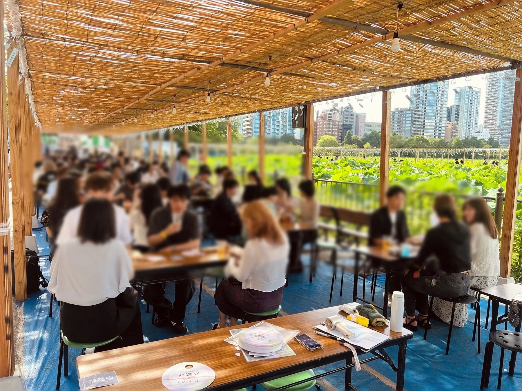 屋外イベントで交流する人々