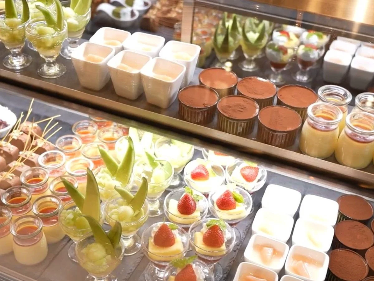 色とりどりのデザートが並ぶショーケース