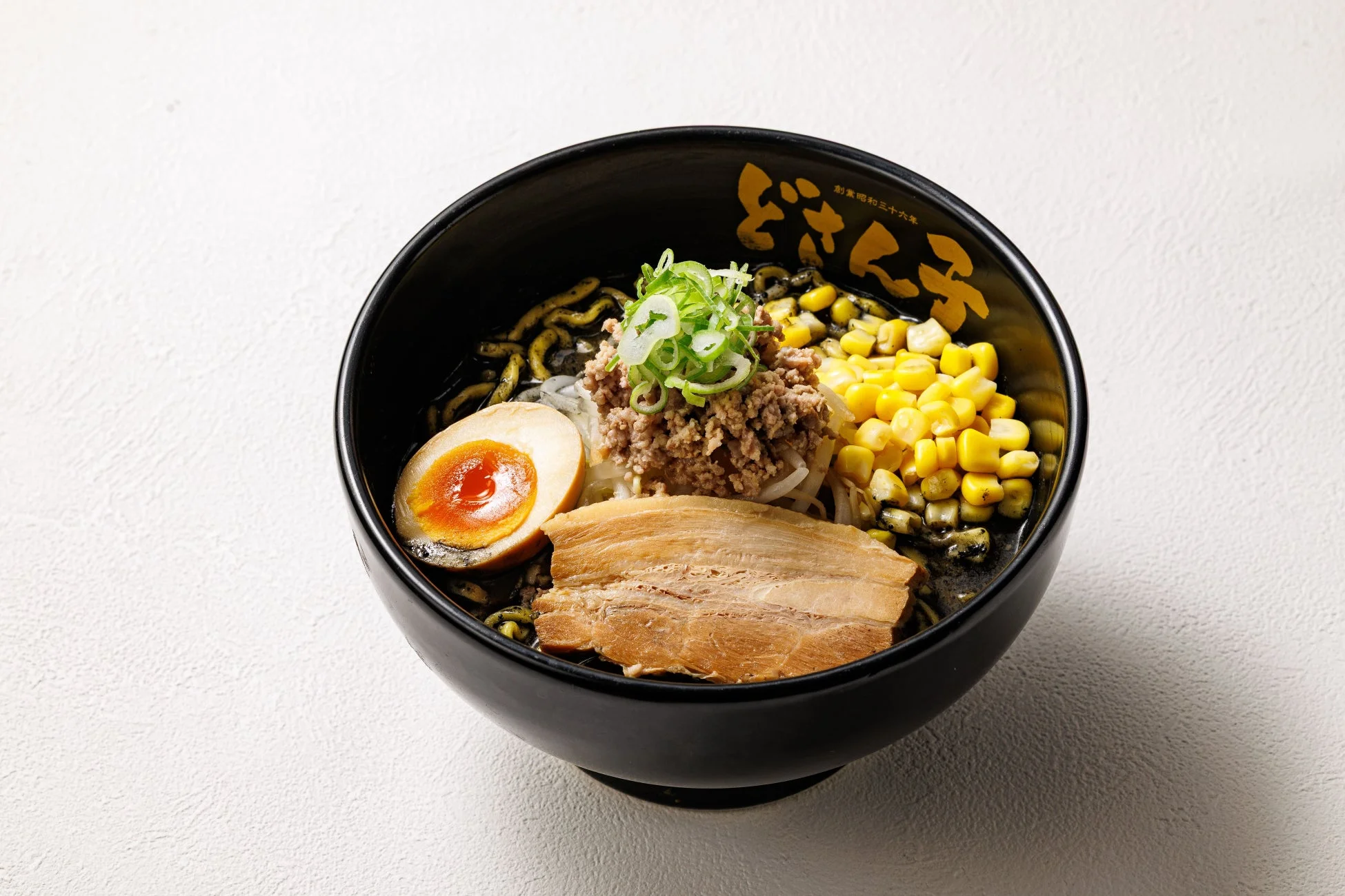 魚介出汁の竹炭合わせ味噌ラーメン