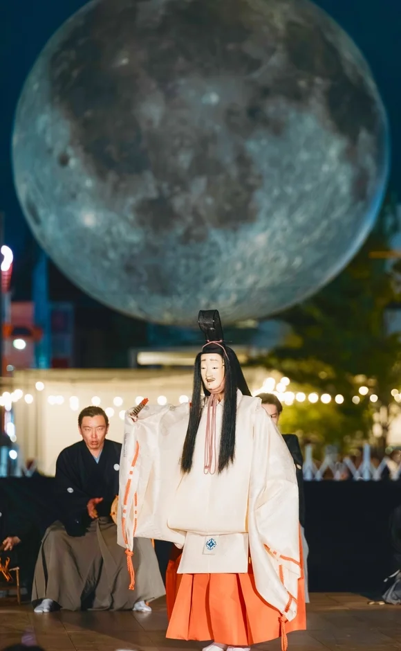 能の舞台、月、演者