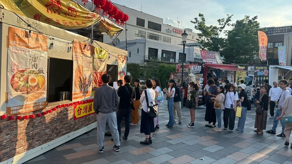 夕暮れの賑わう会場