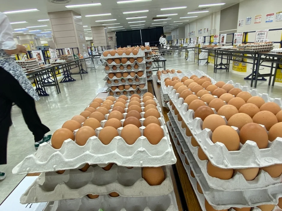 大量の卵が積まれるイベント会場の様子
