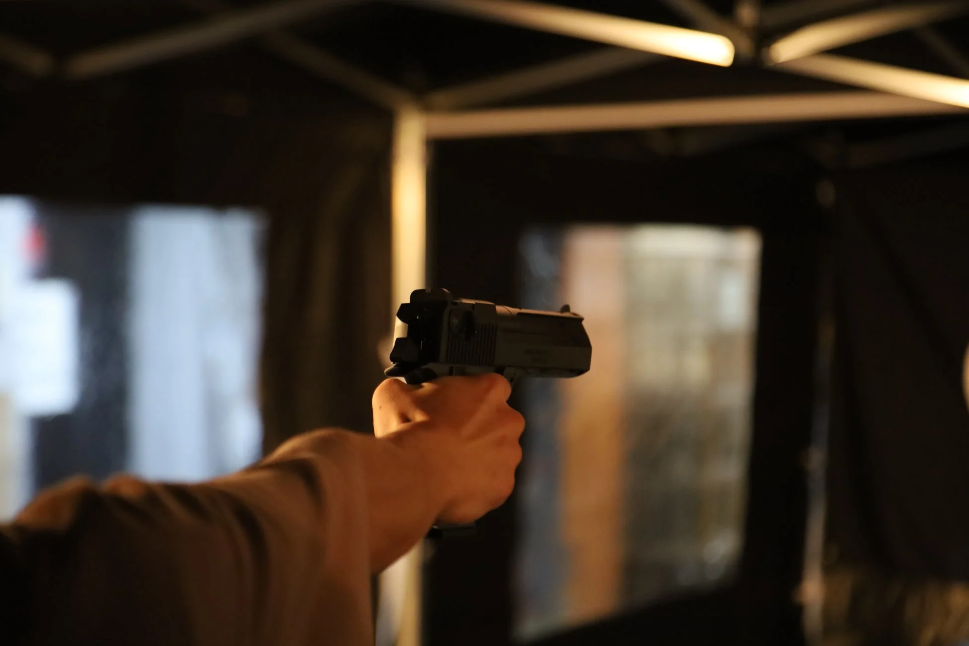 銃を構える手