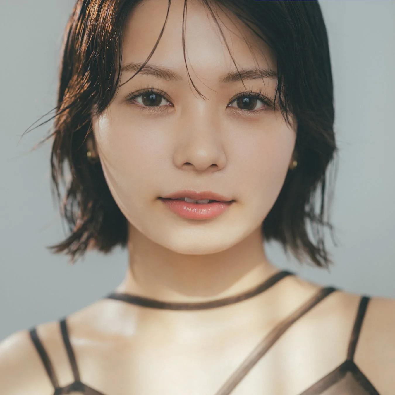 ショートヘアの若い女性のポートレート