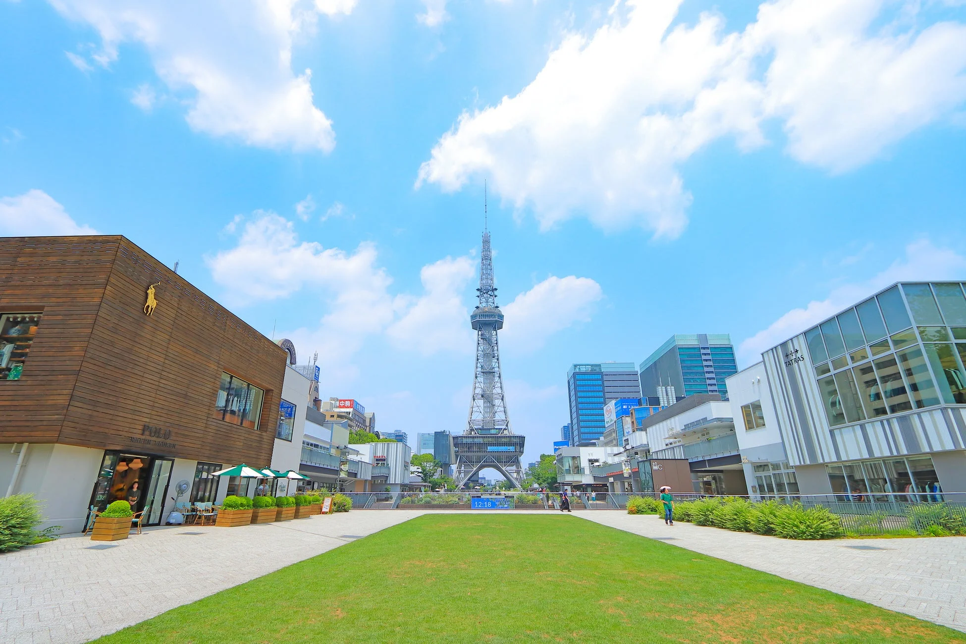 名古屋テレビ塔(中部電力MIRAI TOWER)が中心にそびえ立つ久屋大通公園の広々とした風景