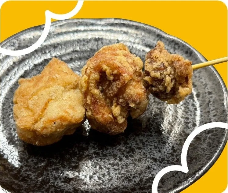 唐揚げ、揚げ物、鶏肉、串揚げ、和食、居酒屋メニュー、料理、食べ物、プレート、黄色い背景
