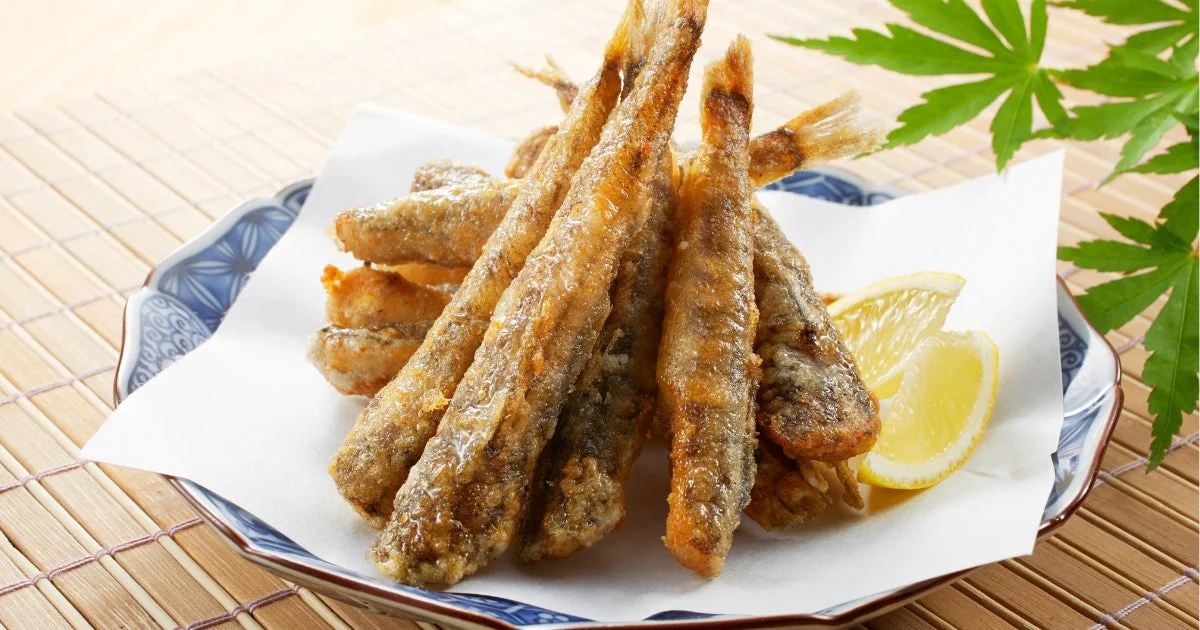 竹マットの上に置かれた小魚の唐揚げ