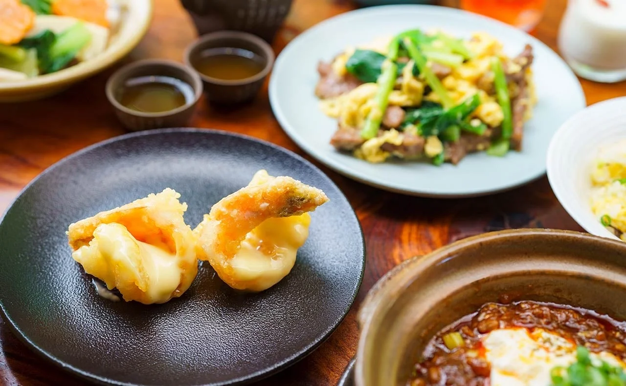 中華料理が並べられた食卓