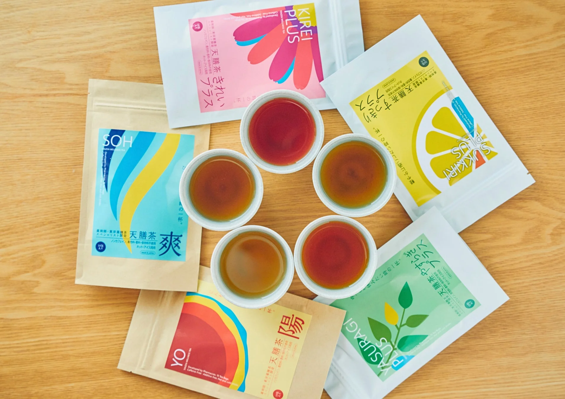 ティーバッグと淹れたお茶が並ぶ様子
