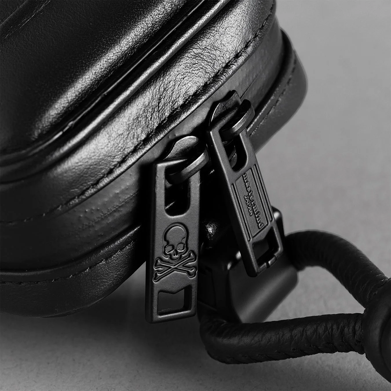 mastermind JAPANのロゴとドクロマークのジッパー引き手