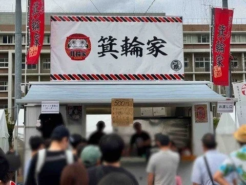 ラーメン屋台に多くの人が並ぶ様子