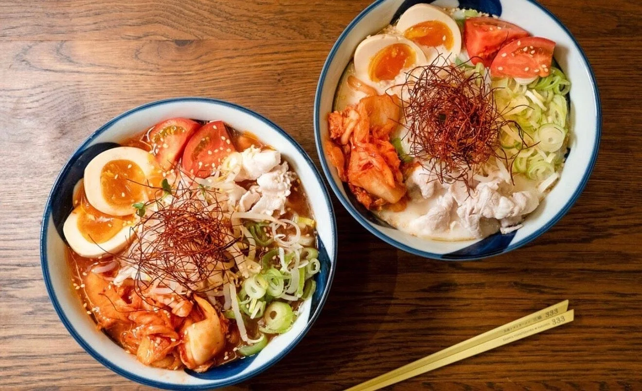 彩り豊かな具材が盛り付けられた麺料理