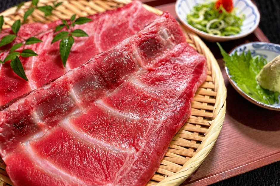 マグロの刺身、竹ざる盛り付け