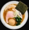 具材が豊富に盛り付けられたラーメンの俯瞰写真です。チャーシュー、煮卵、海苔、ほうれん草、刻みネギが確認でき、温かいスープと麺が食欲をそそります。