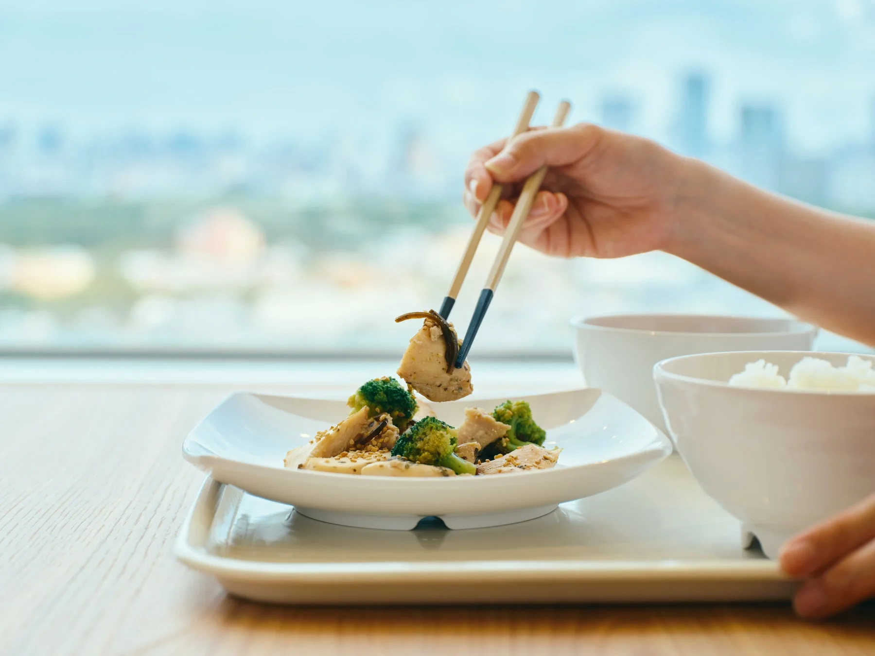 窓際で食事を楽しむ様子