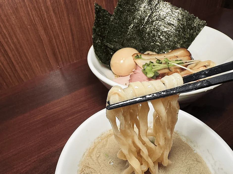 箸で持ち上げられた太麺