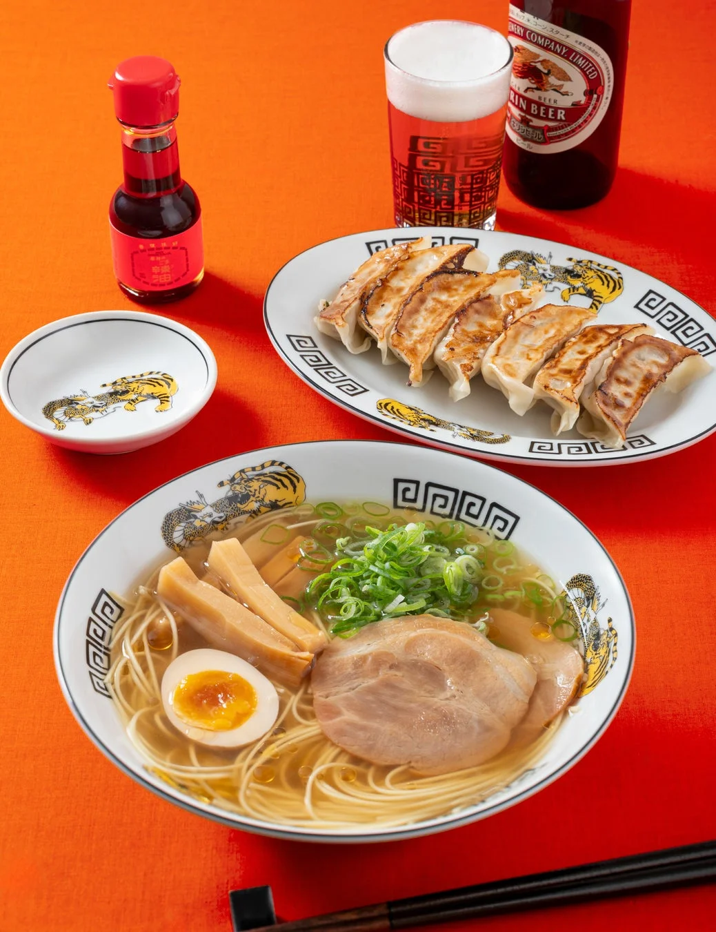 中華料理の食卓とビール